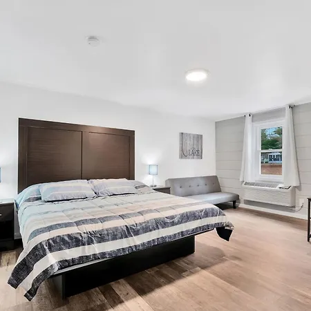 Standard King - Room 8